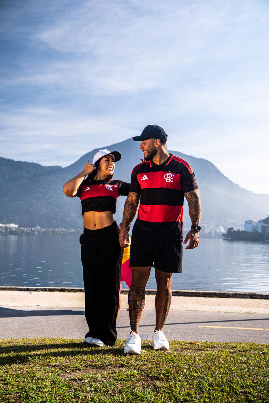 Casal vestindo camisa do Brasil em frente ao Cristo Redentor