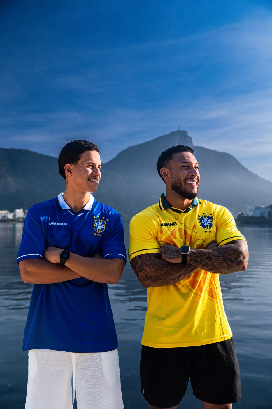 Close da camisa do Brasil Jordan azul e amarela