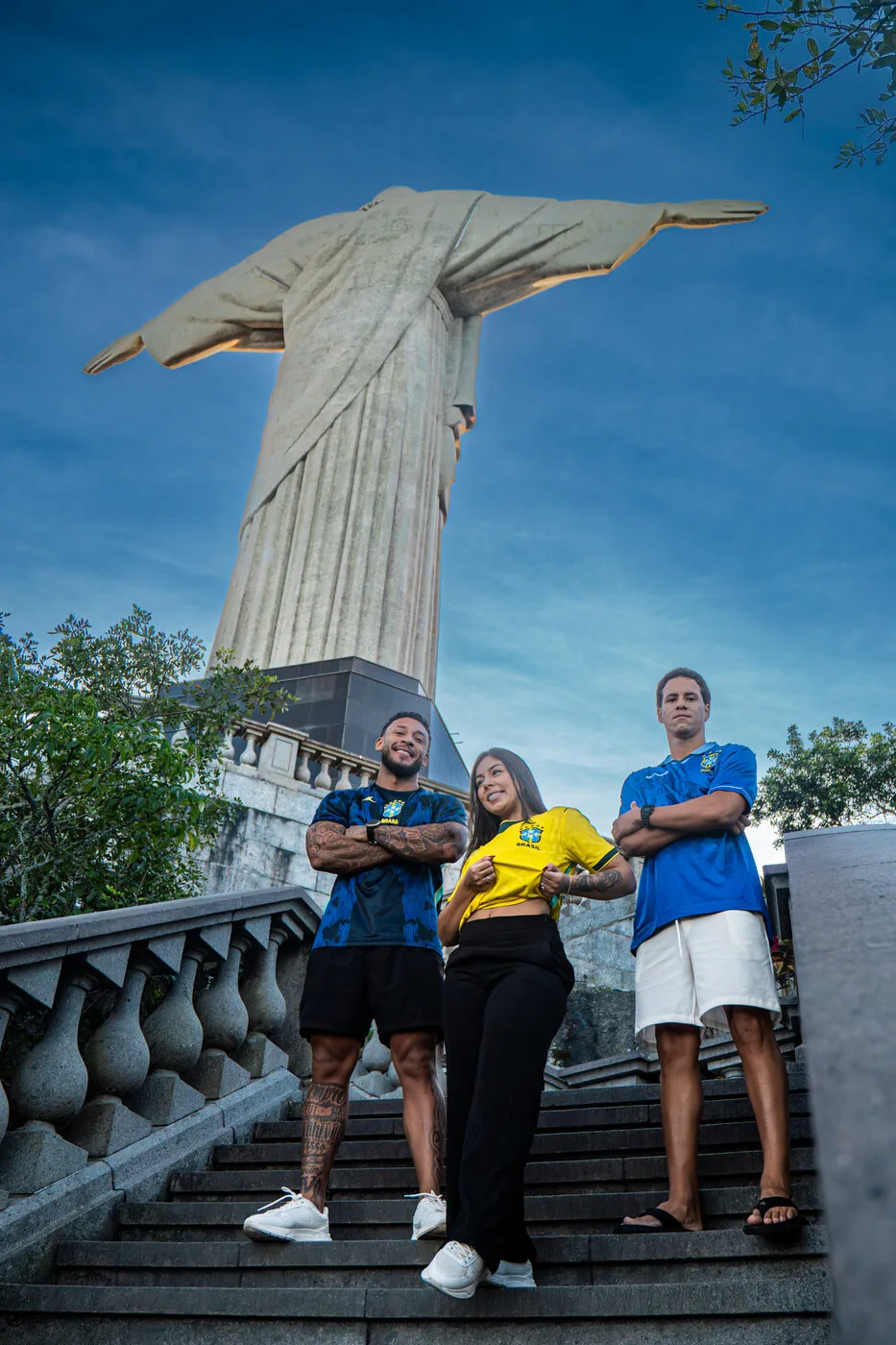Modelo vestindo camisa do Flamengo home no Rio de Janeiro